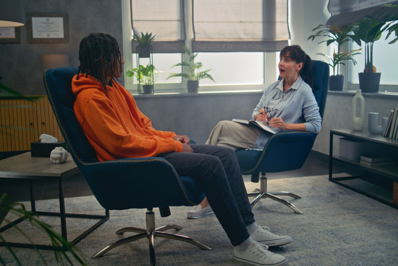 Teen talks to therapist in a partial hospitalization program